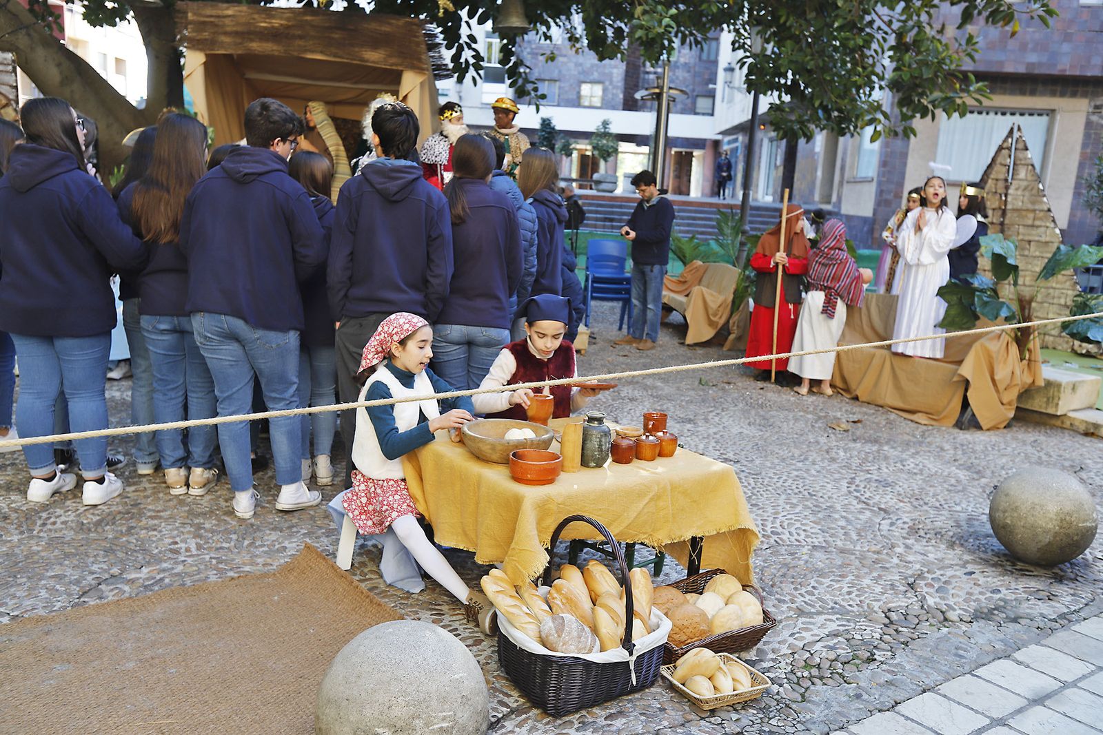 Imágenes del Belén Viviente del Colegio María Inmaculada en la Plaza Niña
