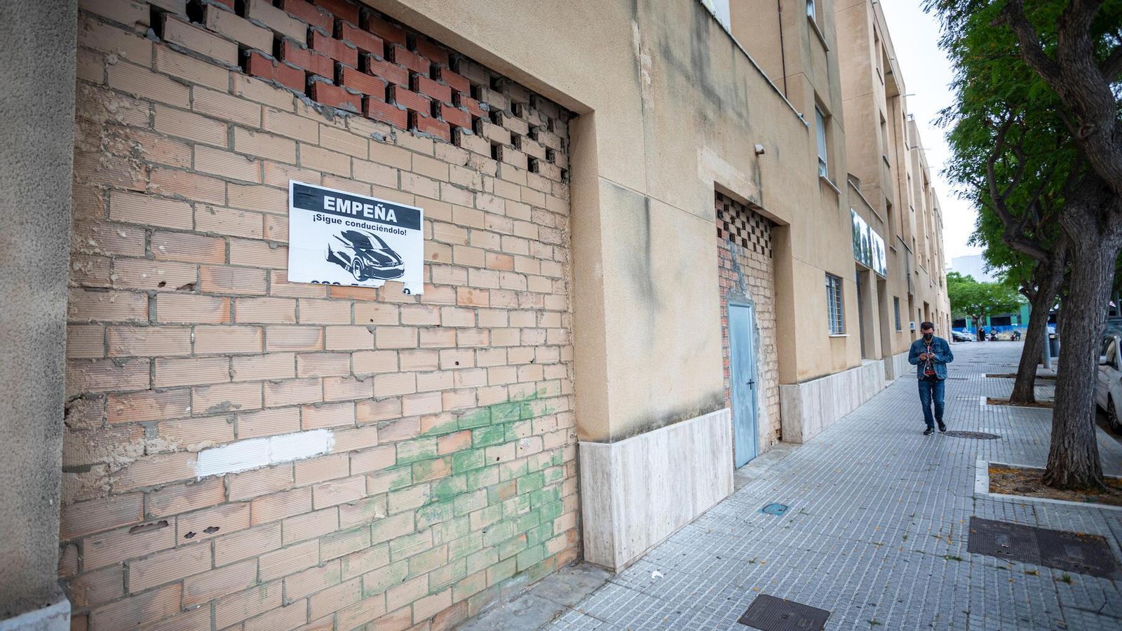 Locales comerciales vacíos en la calle Salvador Viniegra y  Valdés.