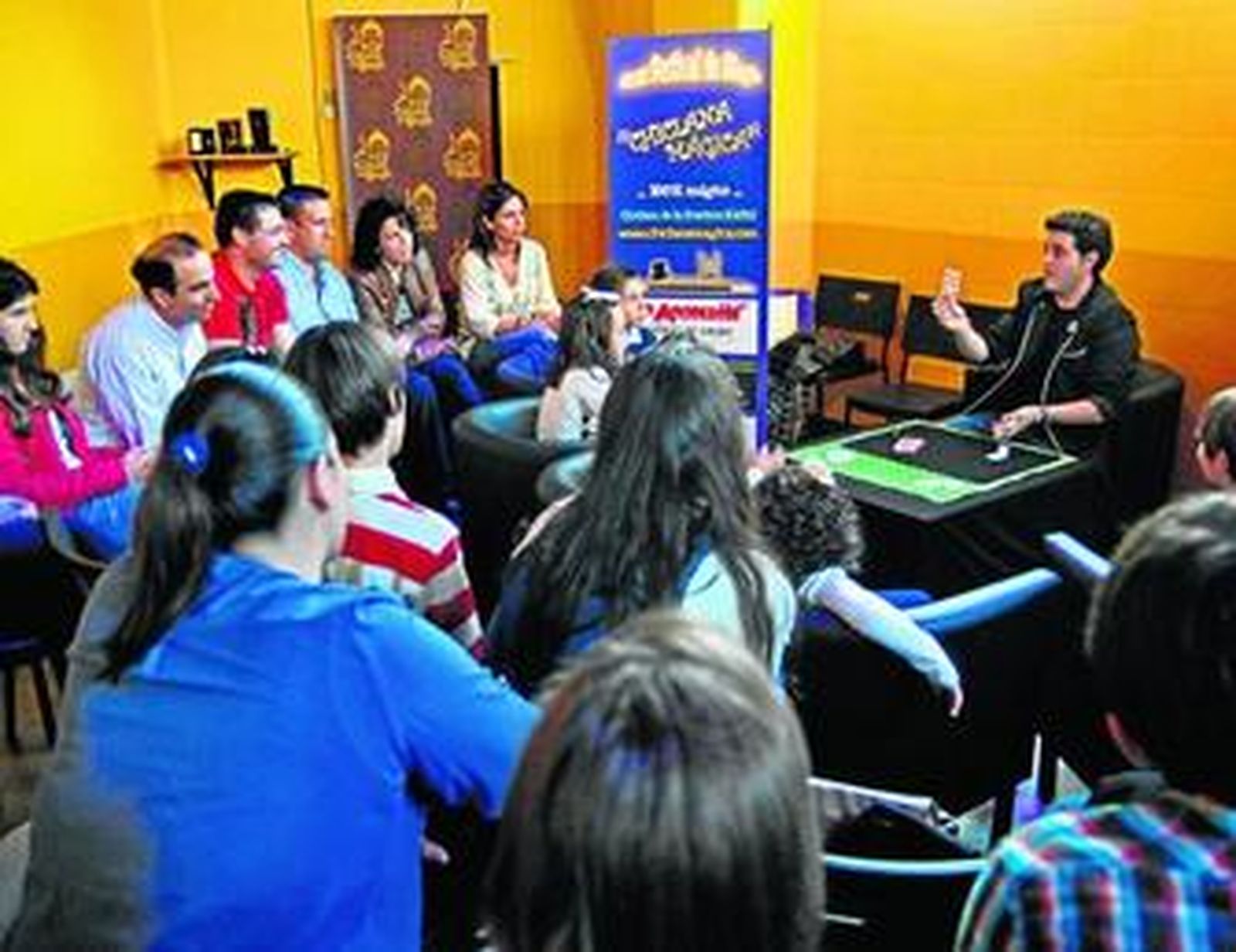 Un momento de la actuación del mago Magic José en la Cabaña del Buda.