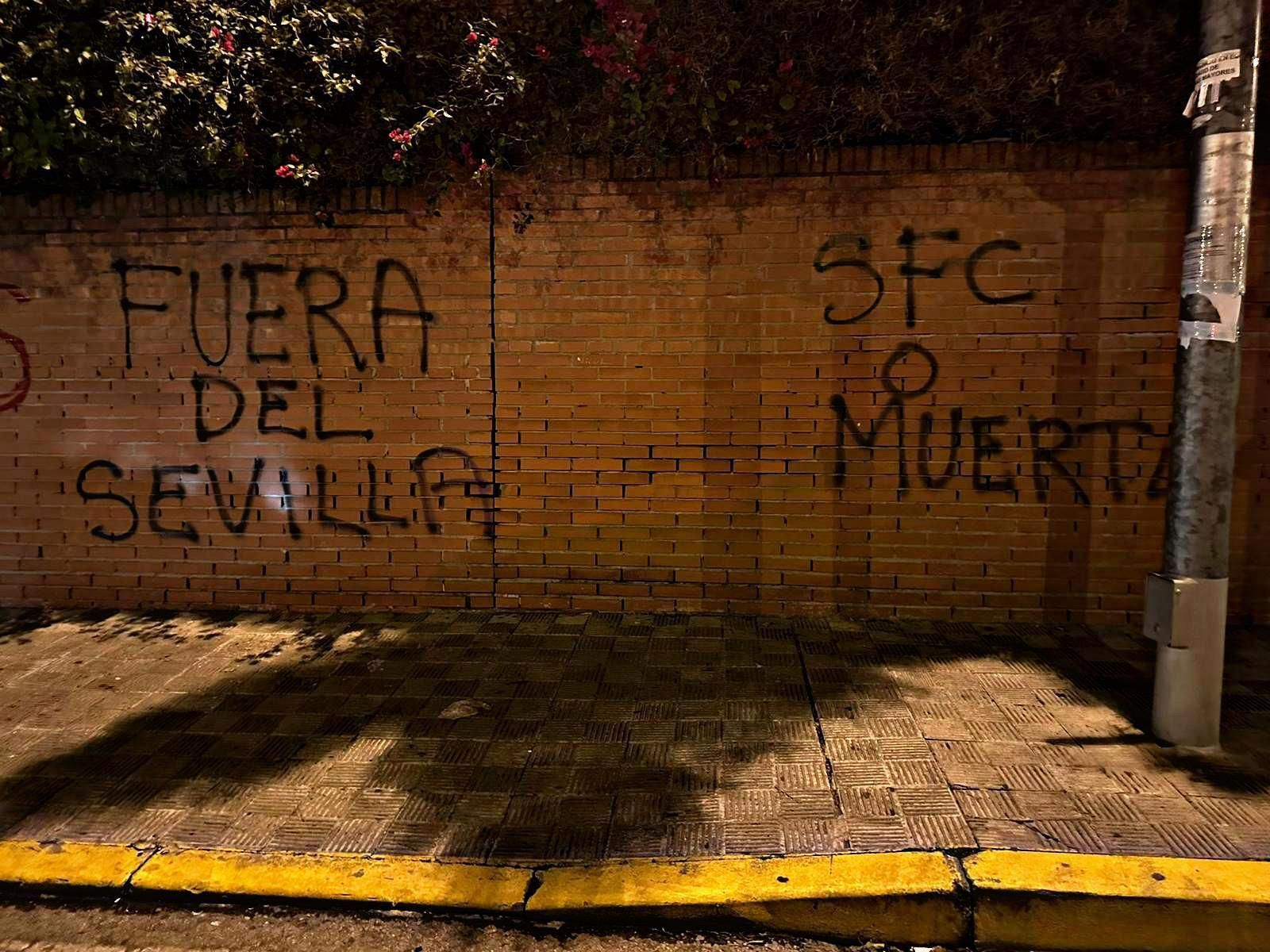 Pintadas con amenazas en el domicilio de Rafael Carrión.