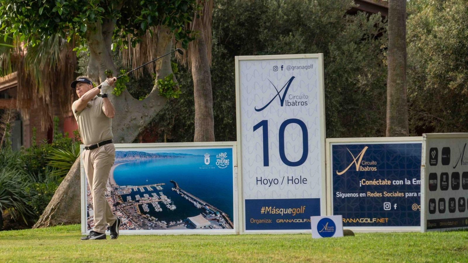 Uno de los participantes del torneo del Circuito Albatros disputado en Roquetas de Mar tras realizar un golpeo.