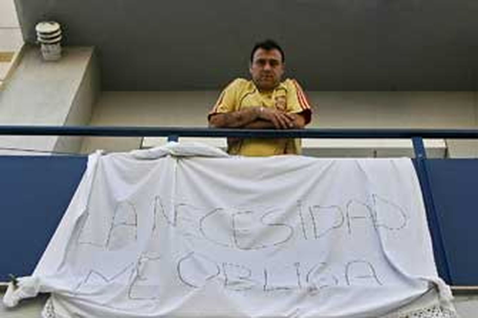 Jonathan Macías, ayer tarde en el balcón del piso ocupado. /Joaquín Pino