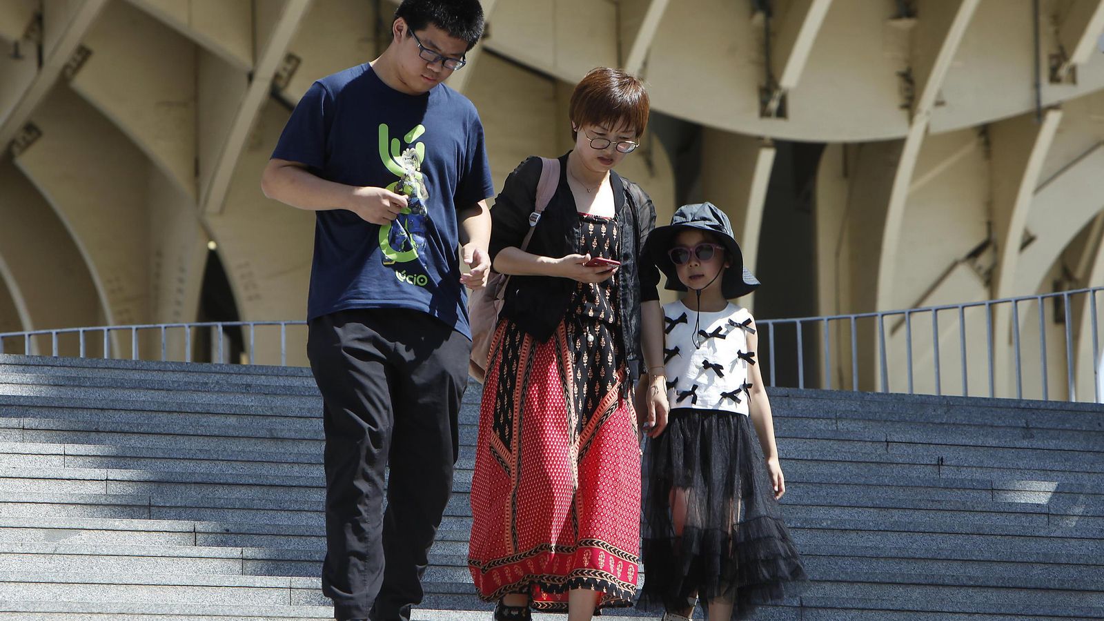 Una familia de turistas recorre el Metropol Parasol.