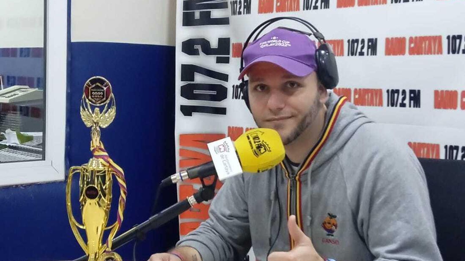 El artista con el Premio Universal de Guayaquil, Ecuador