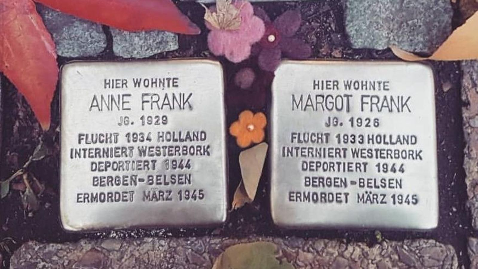 Así son las Stolpersteine.