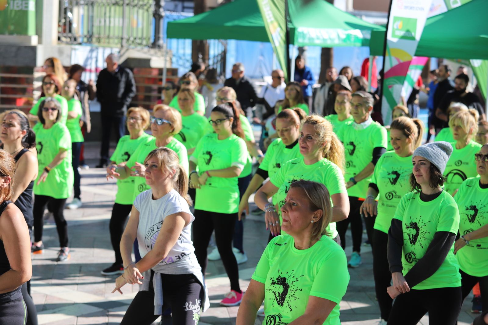 Imágenes  del Tour Universo Mujer  en la Plaza de  Las Monjas de Huelva