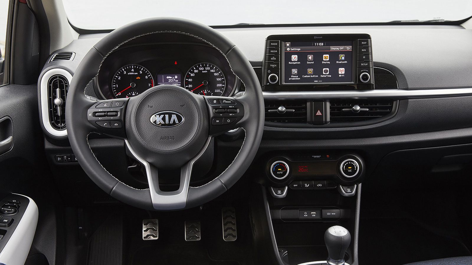 Del interior nos quedamos con la pantalla de siete pulgadas.