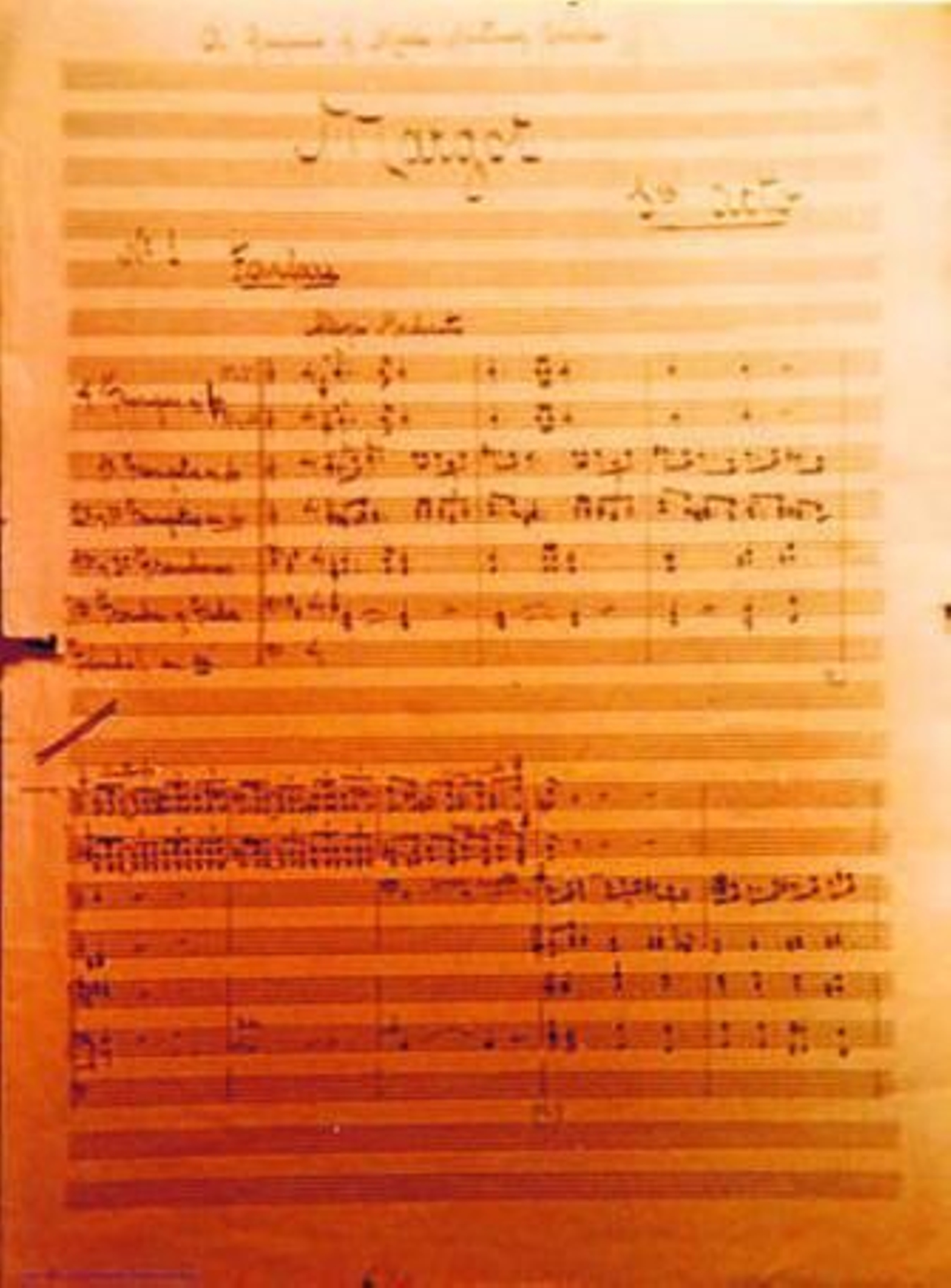 Arriba, la formación actual de la Banda de Música de Nuestra Señora del Sol con la catedral y la Giralda al fondo. A la izquierda, una de las partituras de Turina con las que ha trabajado Rafael Ruibérriz, y una de las fotografías (ésta tomada en la Campana) del compositor sevillano, retratado sobre estas líneas.