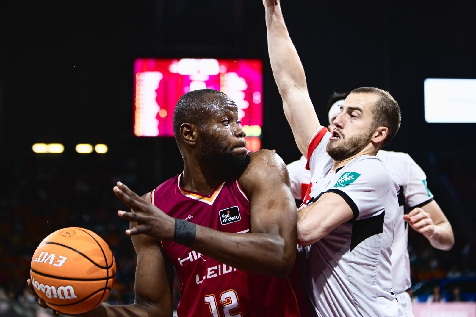 Matt Thomas trata de robarle el balón a Diagne.