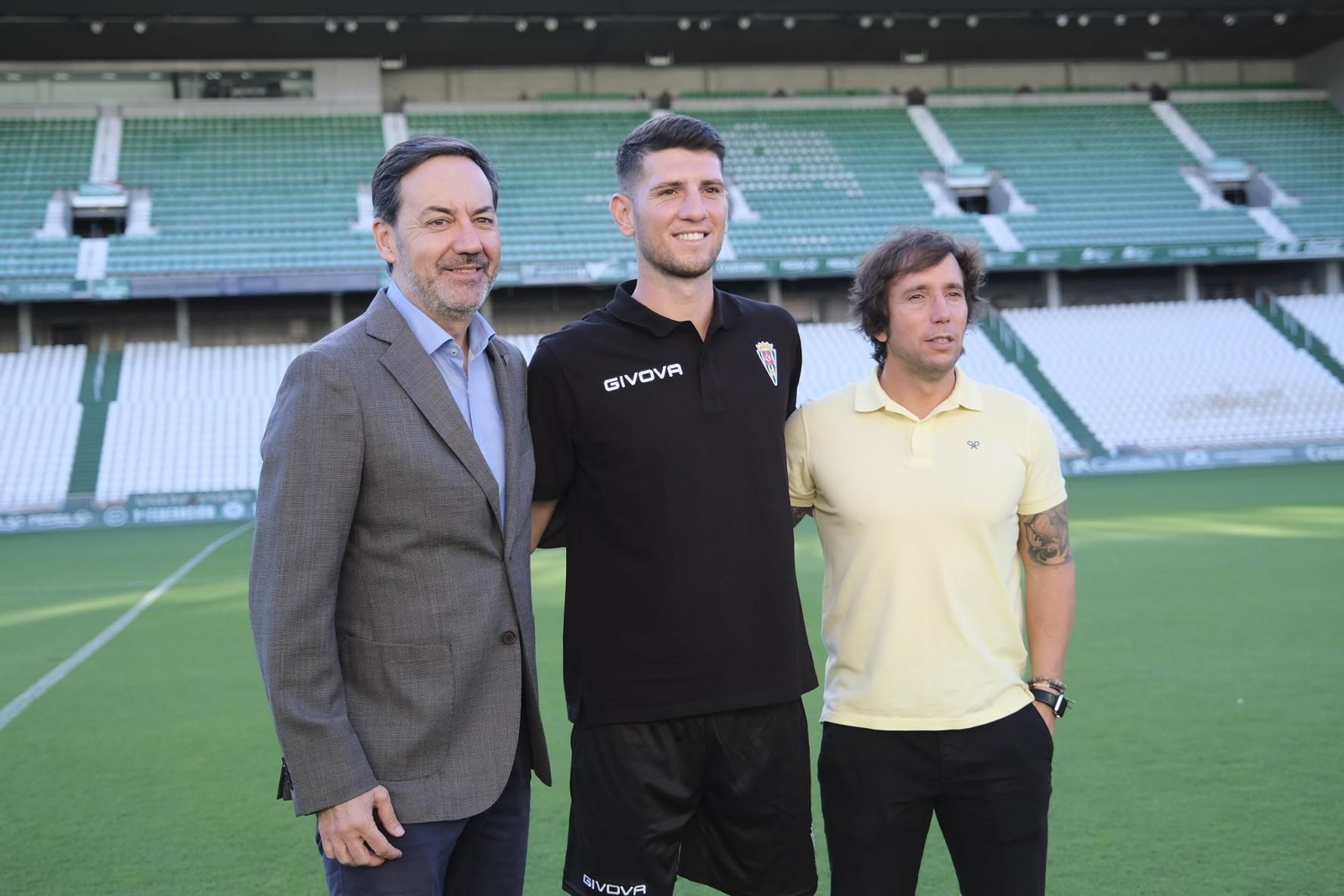 La presentación de Alberto Toril como nuevo jugador del Córdoba CF, en imágenes