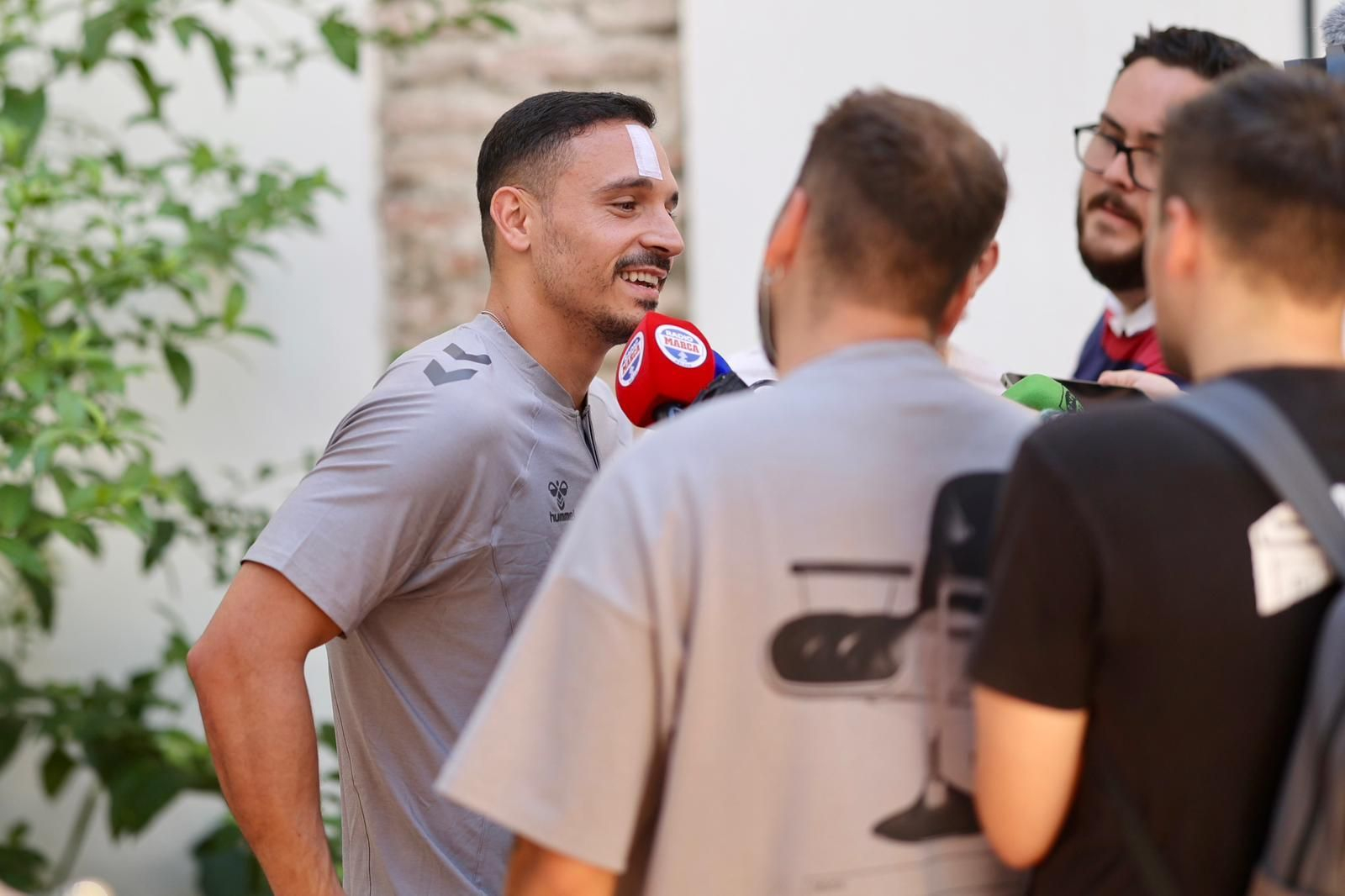 La ofrenda del Málaga CF a la Divina Pastora, en fotos
