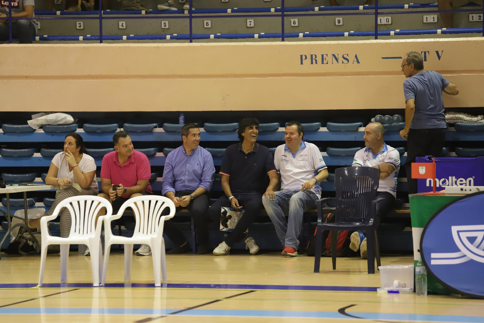 Javier Malla y Vicente González bromean durante un partido de la Copa Diputación.