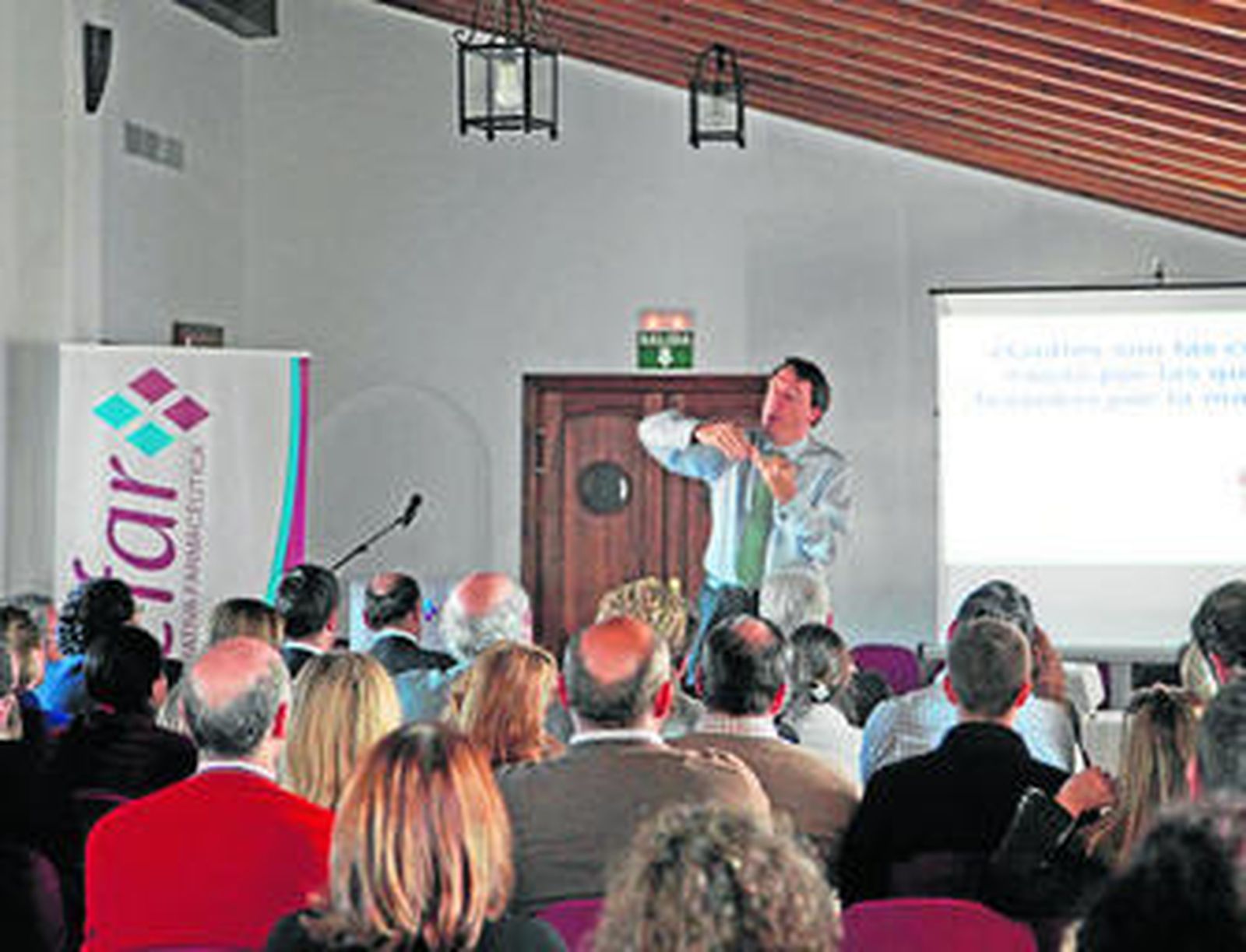 Un instante de una de las conferencias ayer en el Cortijo de Ducha.