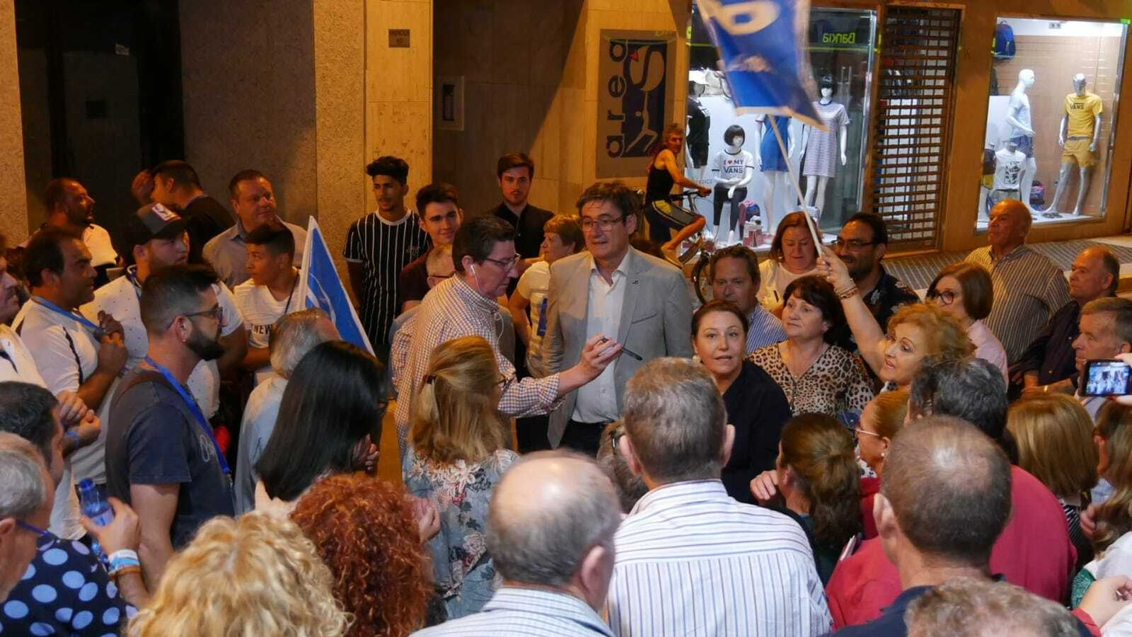 Manuel Cortés arropado por los vecinos de Adra al conocer los resultados, entre ellos la consejera de Agricultura de la Junta Carmen Crespo