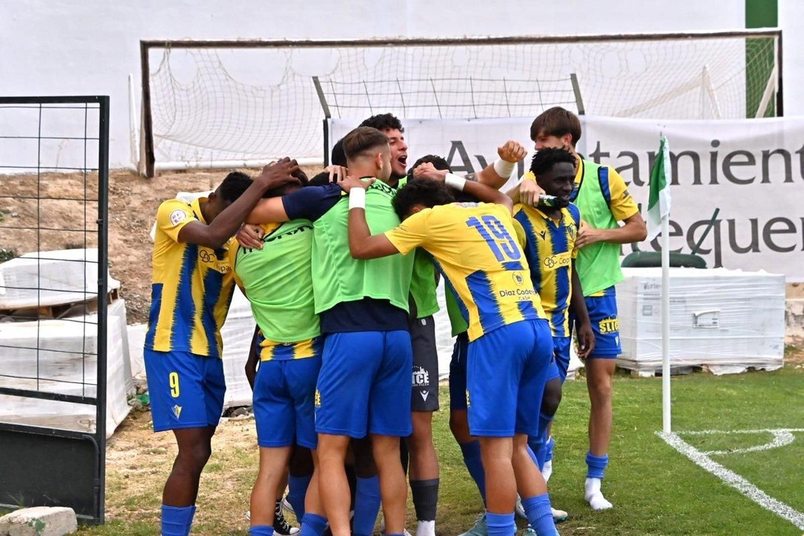Los jugadores del Cádiz Mirandilla se abrazan tras el gol de Nico jr. en El Maulí. Los jugadores del Cádiz Mirandilla se abrazan tras el gol de Nico jr. en El Maulí.
