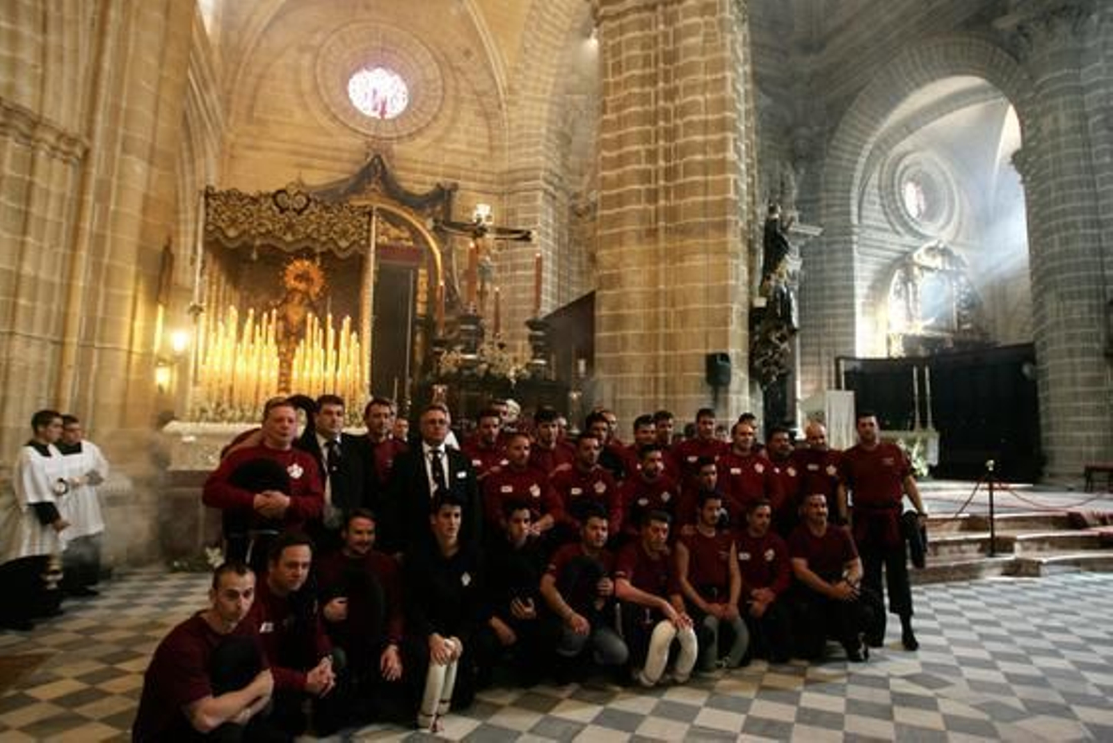 Cuenta atrás. Las cuadrillas de La Viga esperan impacientes la salida.

Foto: Pascual