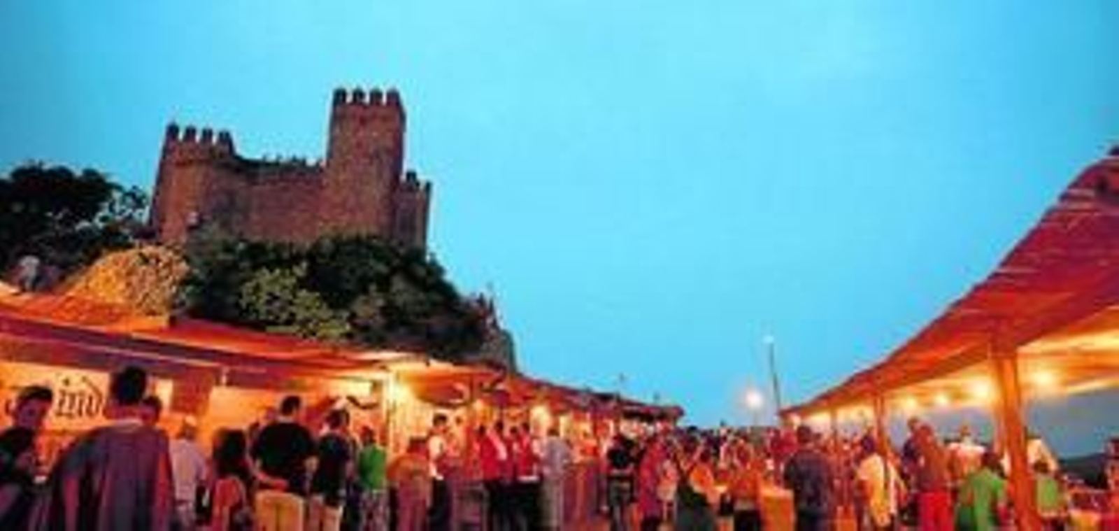 El espacio festivo es bello por su localización y por su dramatización en la que participa todo el pueblo.