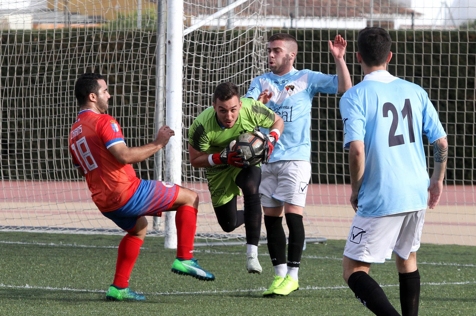 Alberto (Ayamonte) detiene un balón en el duelo ante el Almonte.