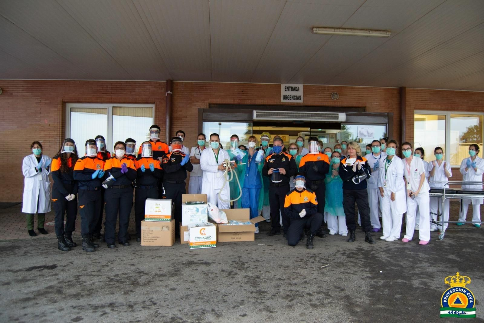 Entrega del material al Hospital de Poniente.