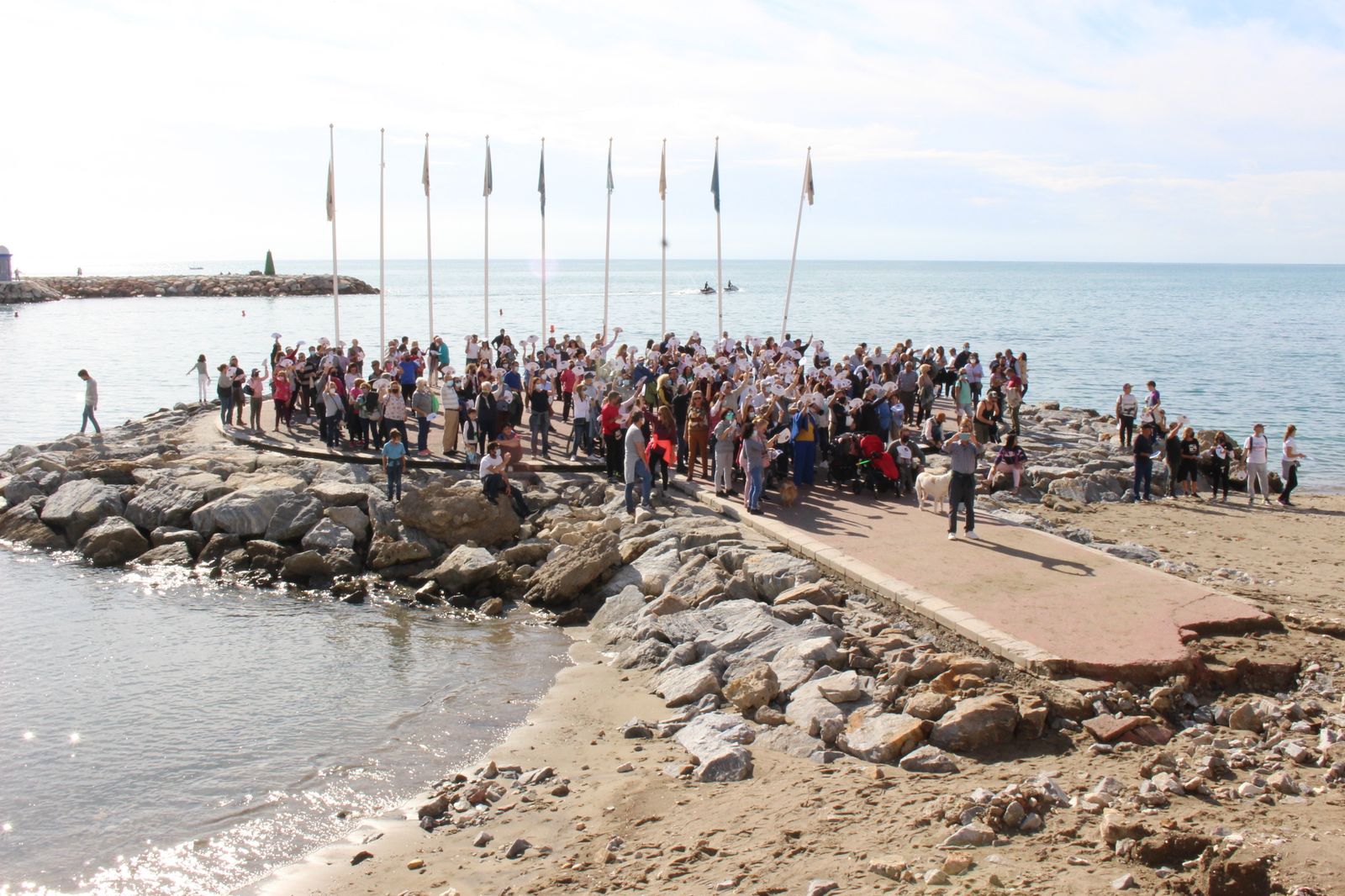 Los participantes concentrados en el espigón de la playa El Faro.