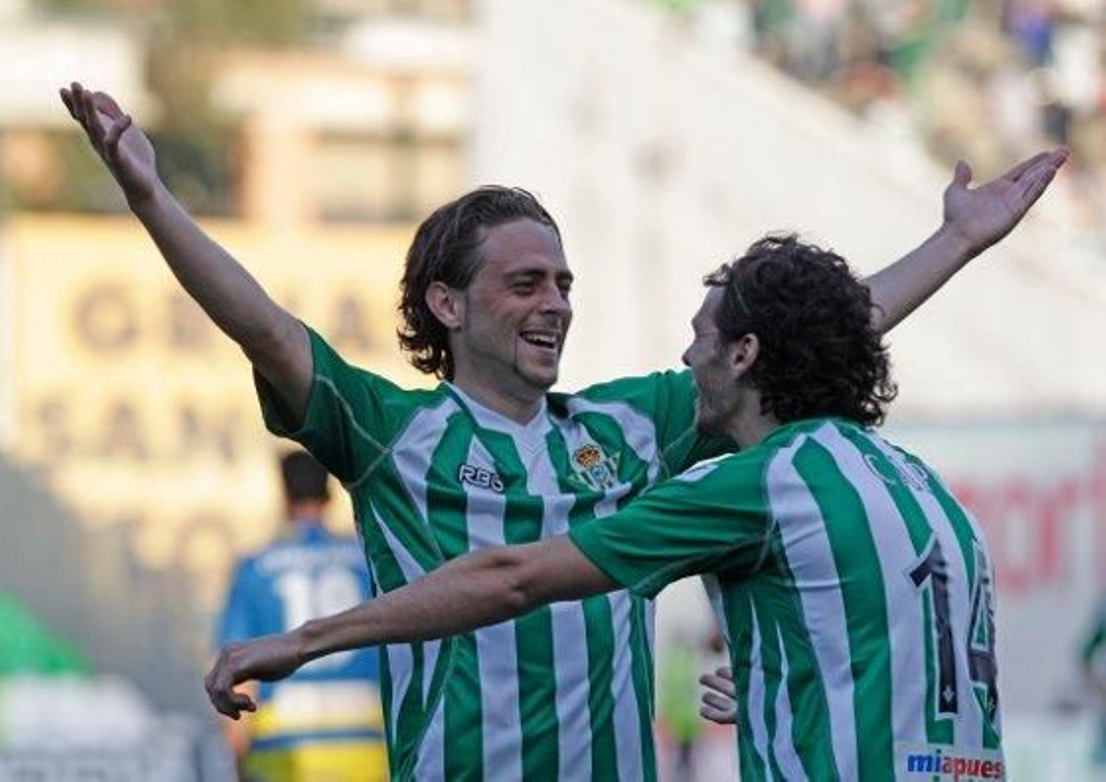 El Cádiz se complica sus opciones de salvar la categoría tras caer goleado en el Ruiz de Lopera por cuatro tantos a cero.

Foto: Antonio Pizarro