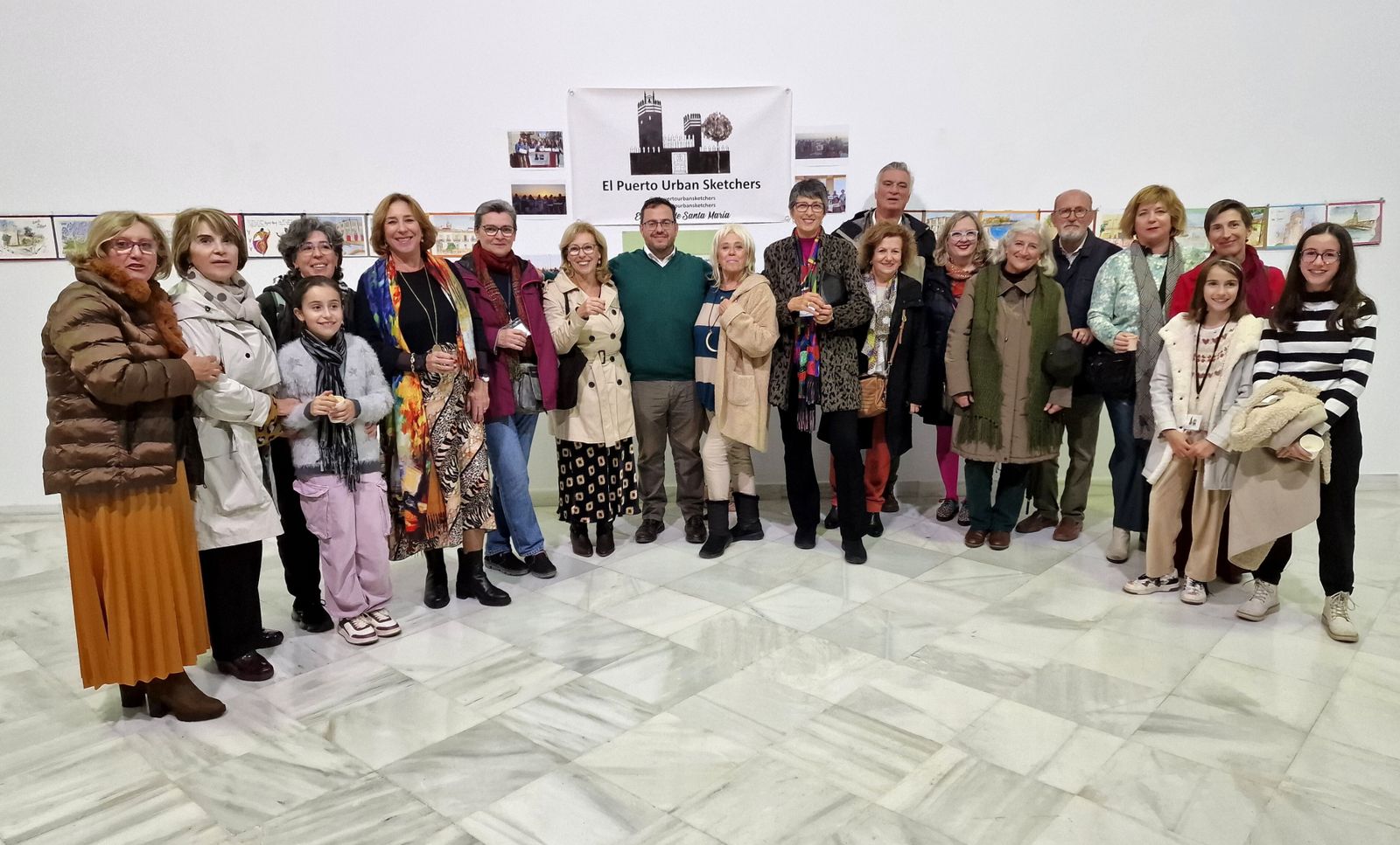 Foto de familia de los 'Urban Sketchers'  con el concejal de Cultura Enrique Iglesias, en el centro cultural.
