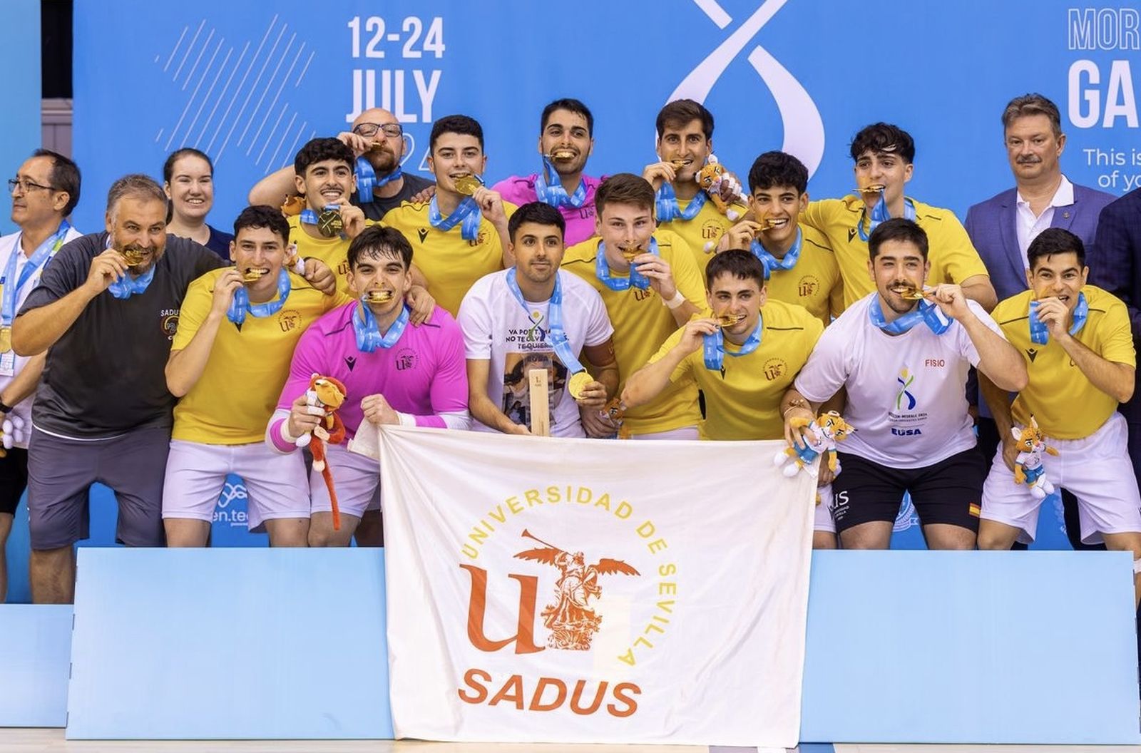 La Universidad de Sevilla posa tras la entrega del trofeo y las medallas que le acreditan como campeones europeos.