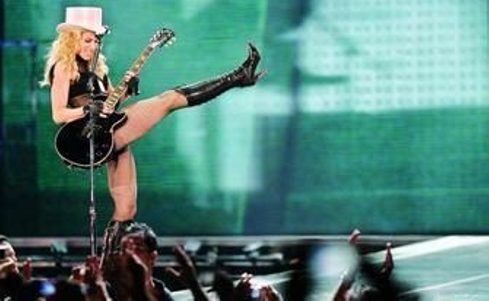 La diva del pop, en perfecto estado de forma, durante el concierto ofrecido anoche en Sevilla.