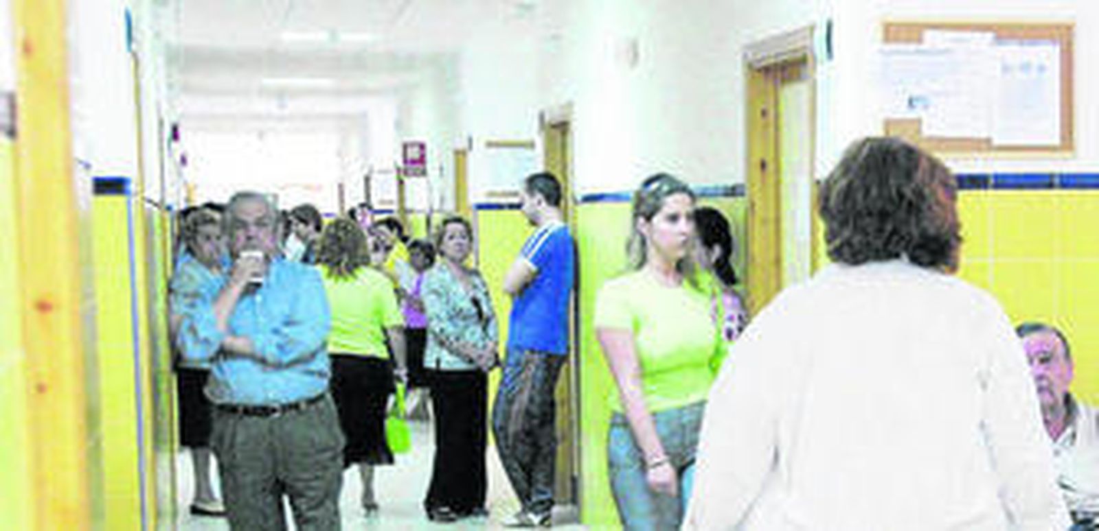 Usuarios esperan su turno en el centro de salud.