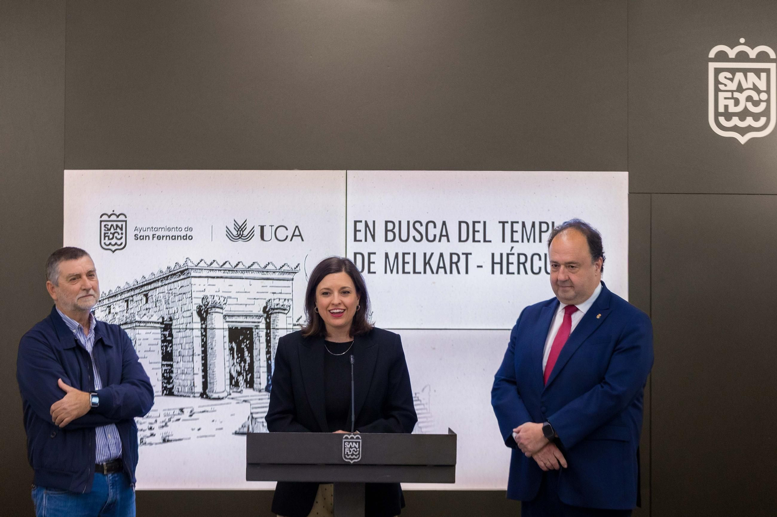 La alcaldesa de San Fernando, Patricia Cavada, con el rector de la UCA, Casimiro Mantell, y el profesor Lázaro Lagóstena, al informar de las investigaciones en torno al templo de Melkart