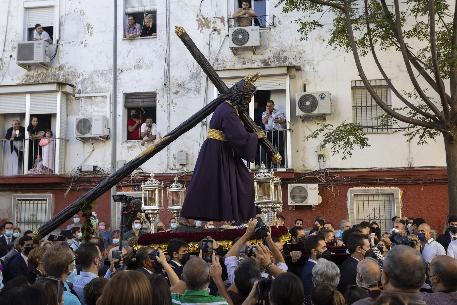 El Señor del Gran Poder por el barrio de Los Pajaritos, en imágenes.