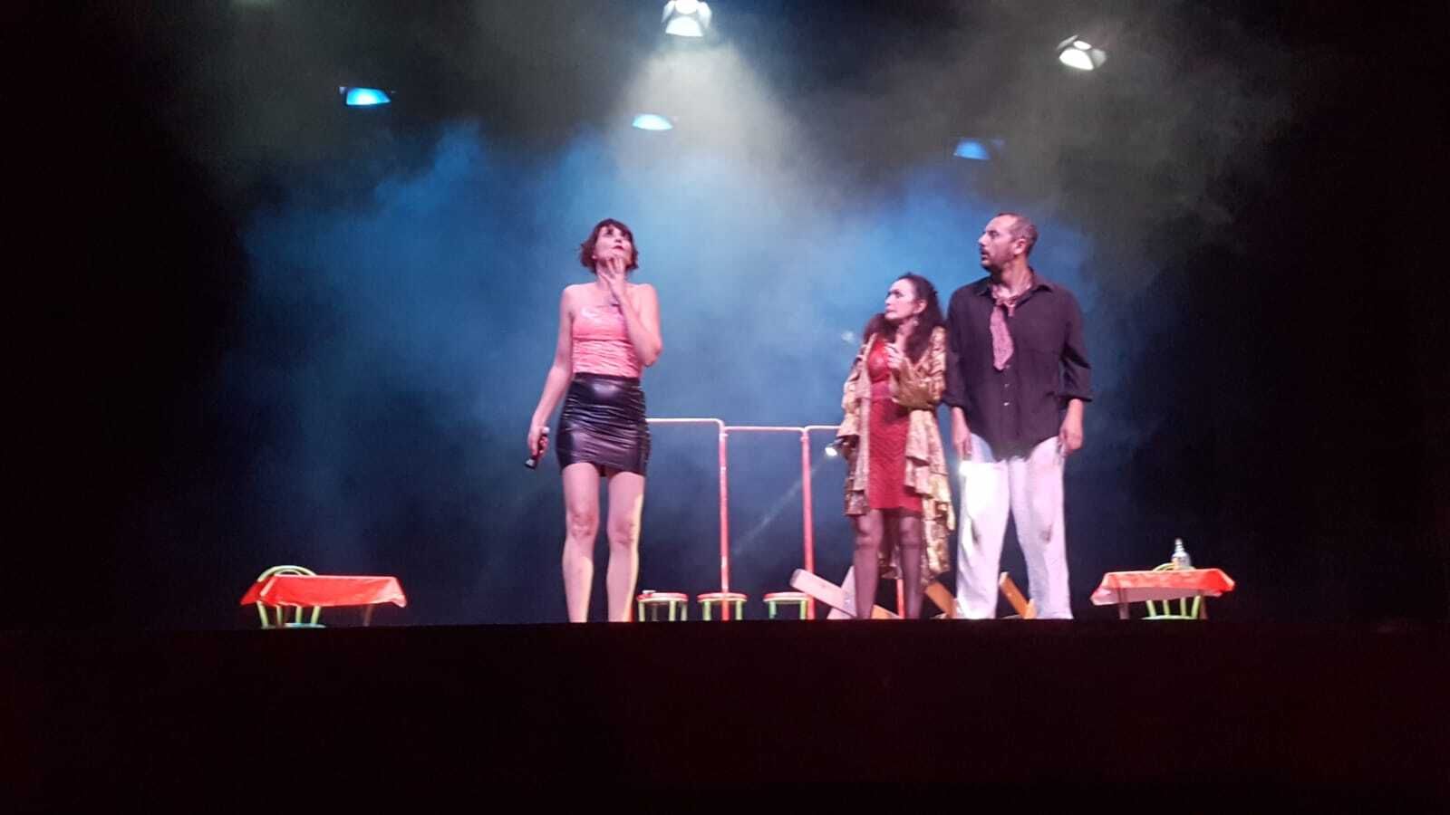 Los actores, durante la representación en el teatro Municipal de El Puerto.