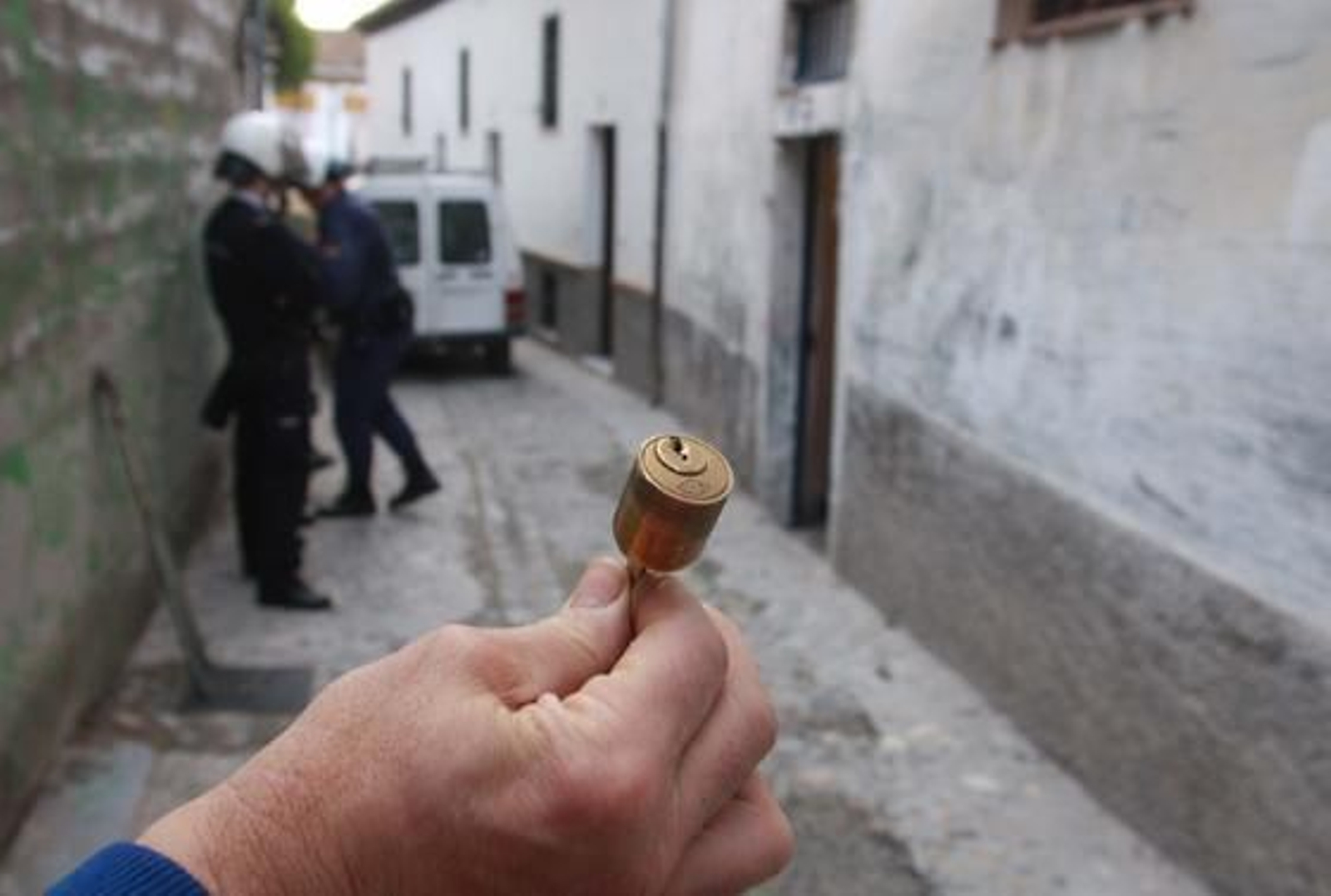 Seis ocupas son desalojados de la Casa del Aire, en el nº 7 de la calle Zenete del barrio granadino del Albaicín.

Foto: Pepe Torres