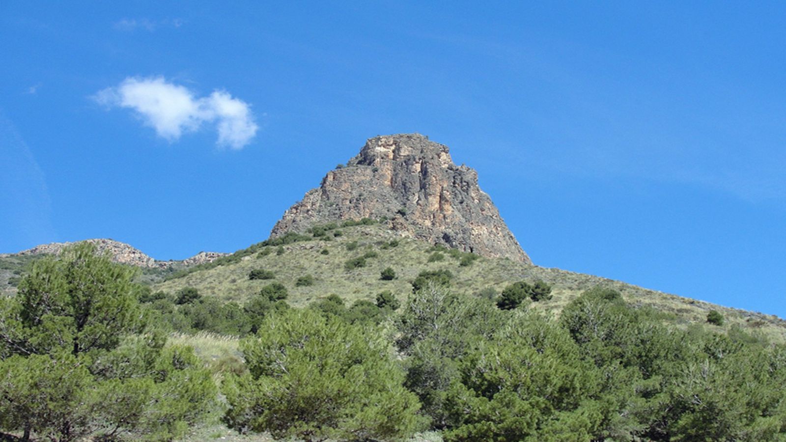 El Peñón de Bernal en Vícar presume desde hace unos meses de su catalogación.