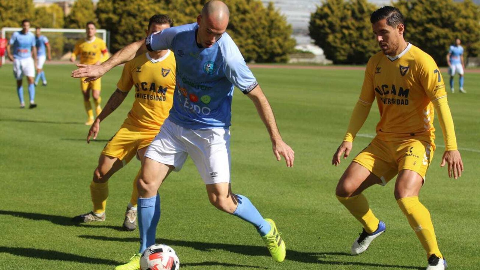 Etxaniz, delantero celeste, se lesionó en el minuto 26.