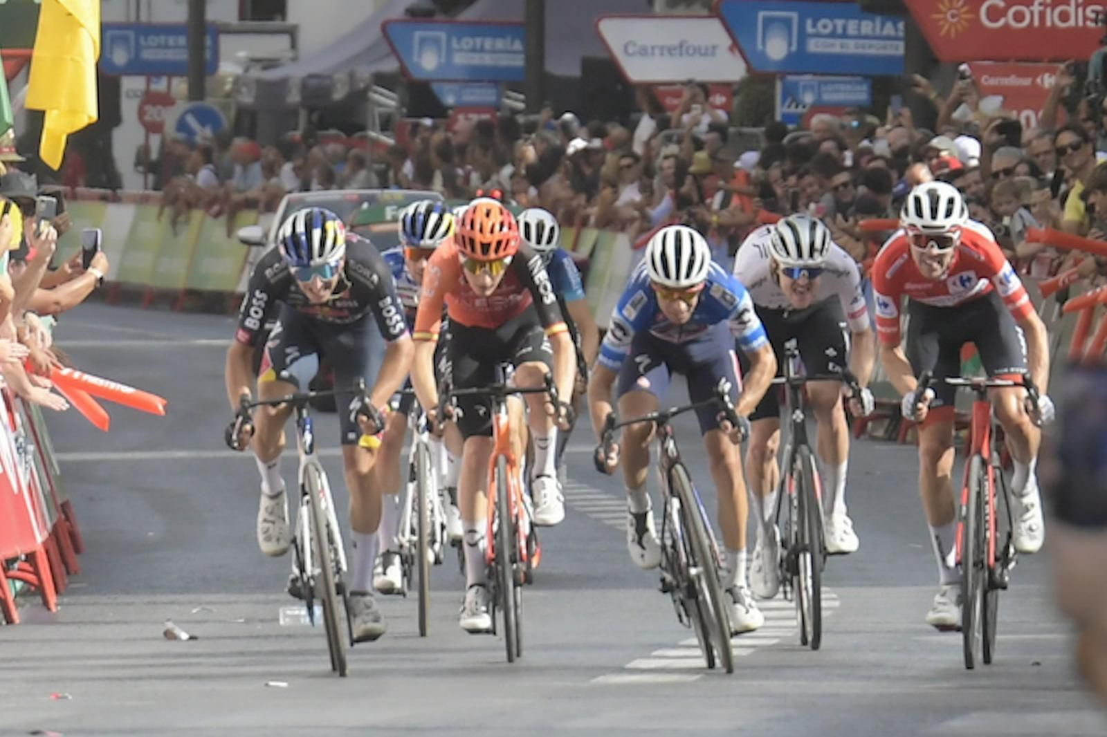 Carlos Rodríguez, en el centro, durante el sprint final en la meta de la Acera del Darro.