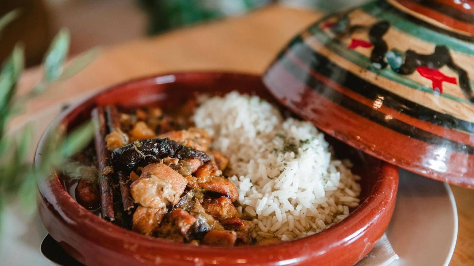 Tajine de pollo con ciruelas y canela. Versión sin gluten acompañándolo con arroz.