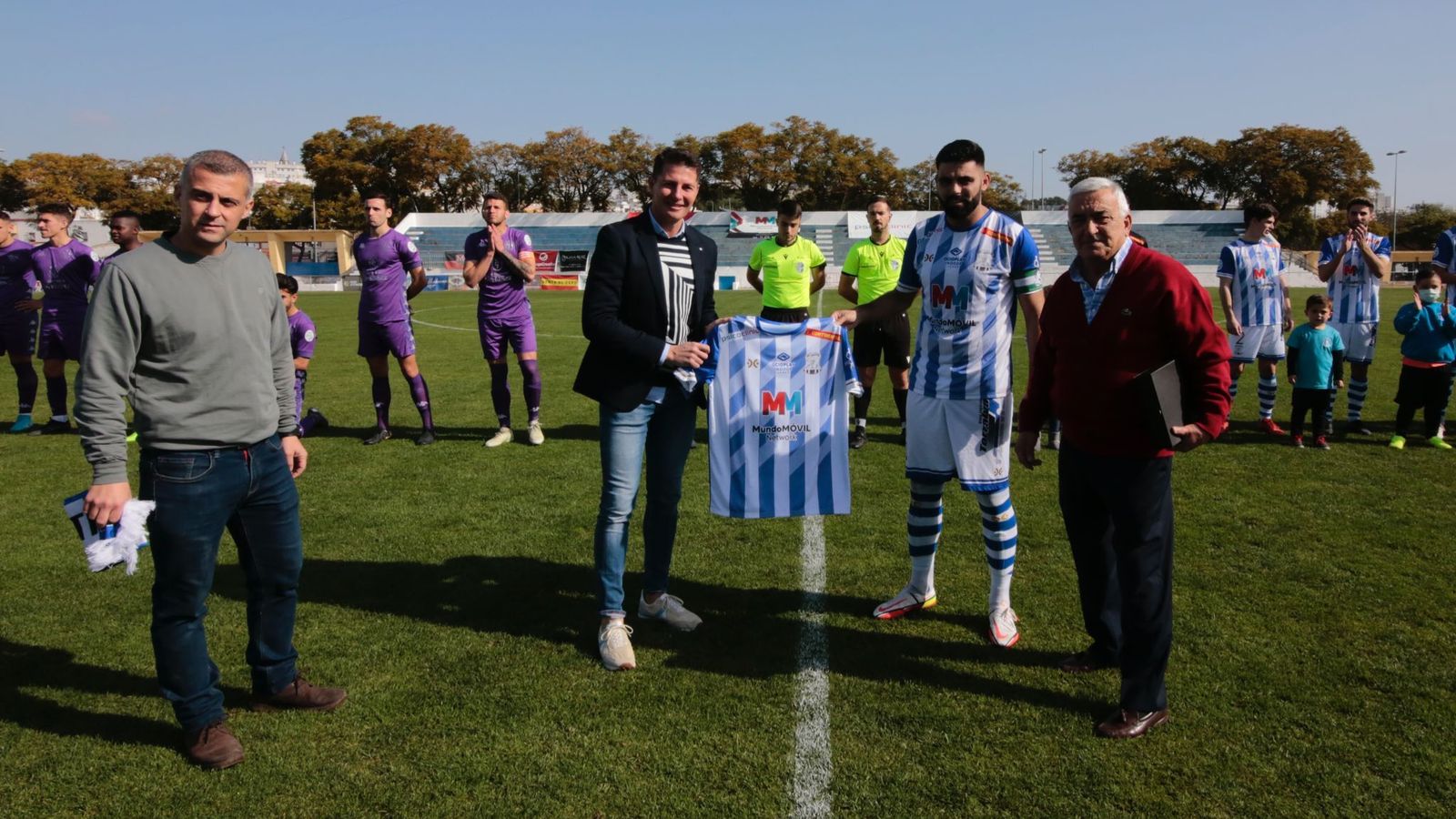 Jesús Casas, exjugador del Industrial y ahora segundo de Luis Enrique, fue homenajeado antes del partido.