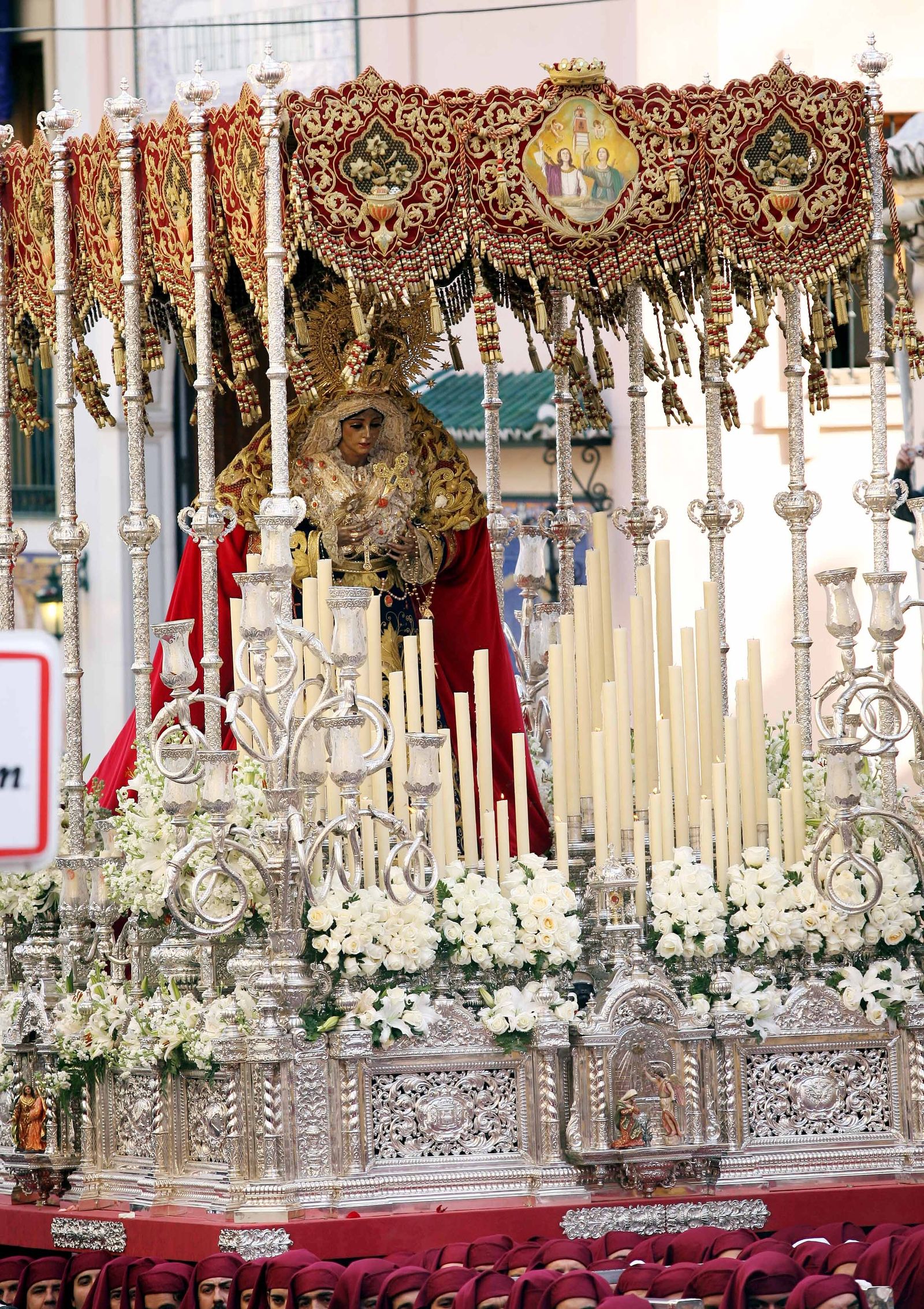 María de la O en su trono procesional saliendo de su casa hermandad en calle Frailes