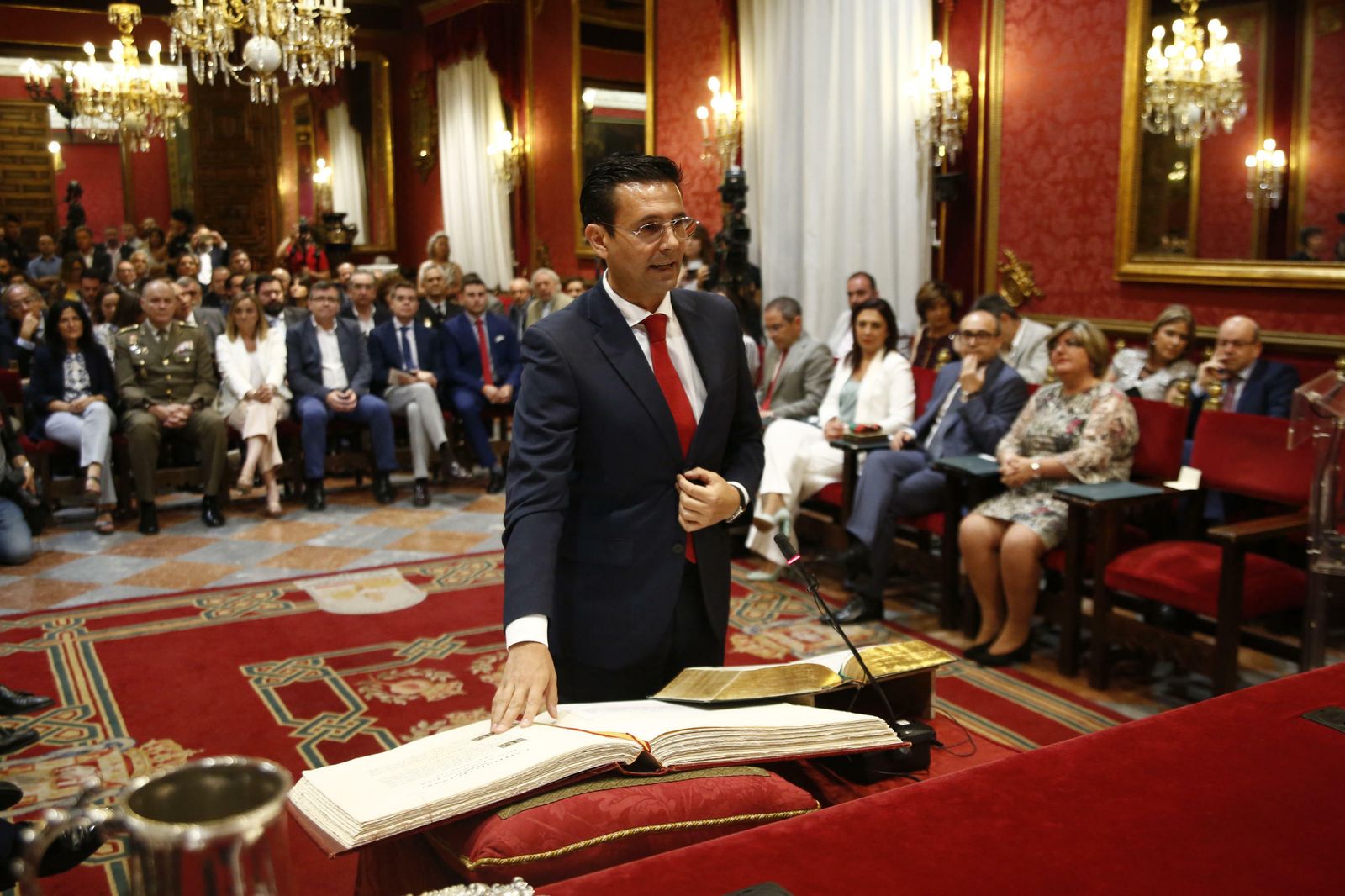 Las imágenes de la jornada de constitución del Ayuntamiento de Granada