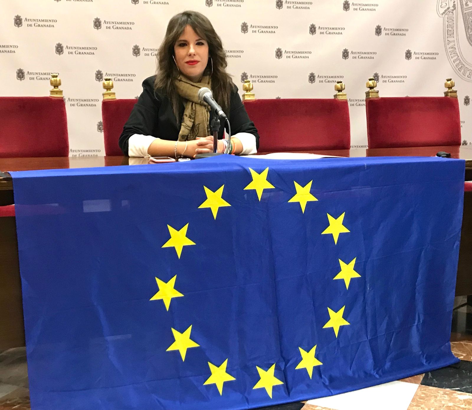La portavoz adjunta, Lorena Rodríguez, con la bandera de Europa.