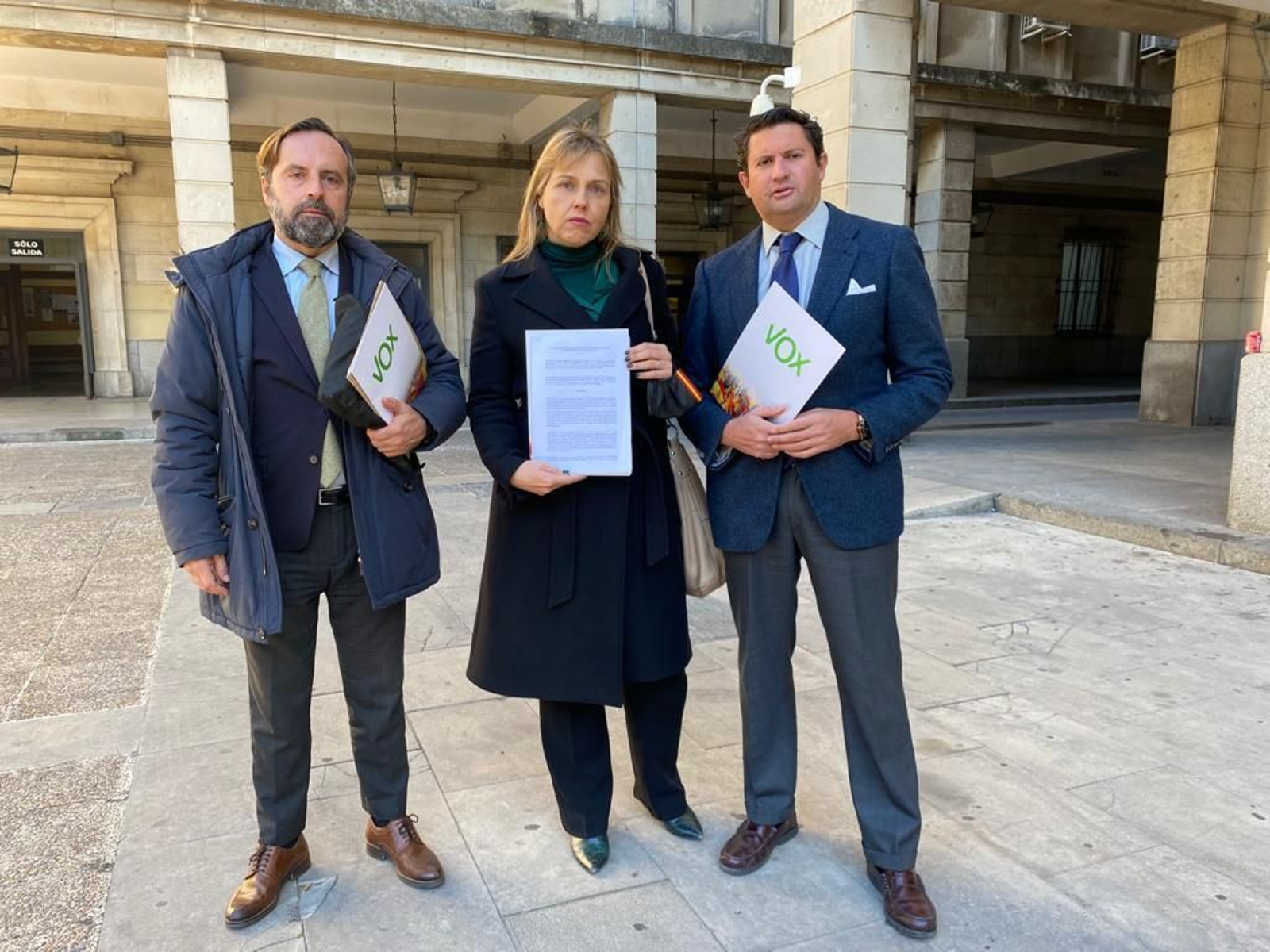 La portavoz de Vox, Cristina Peláez, con los asesores jurídicos.