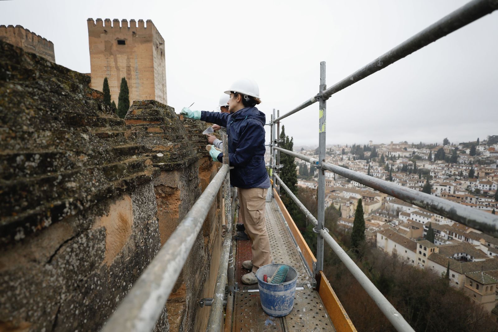 Operarios trabajando en la restauración de la Torre de las Gallinas