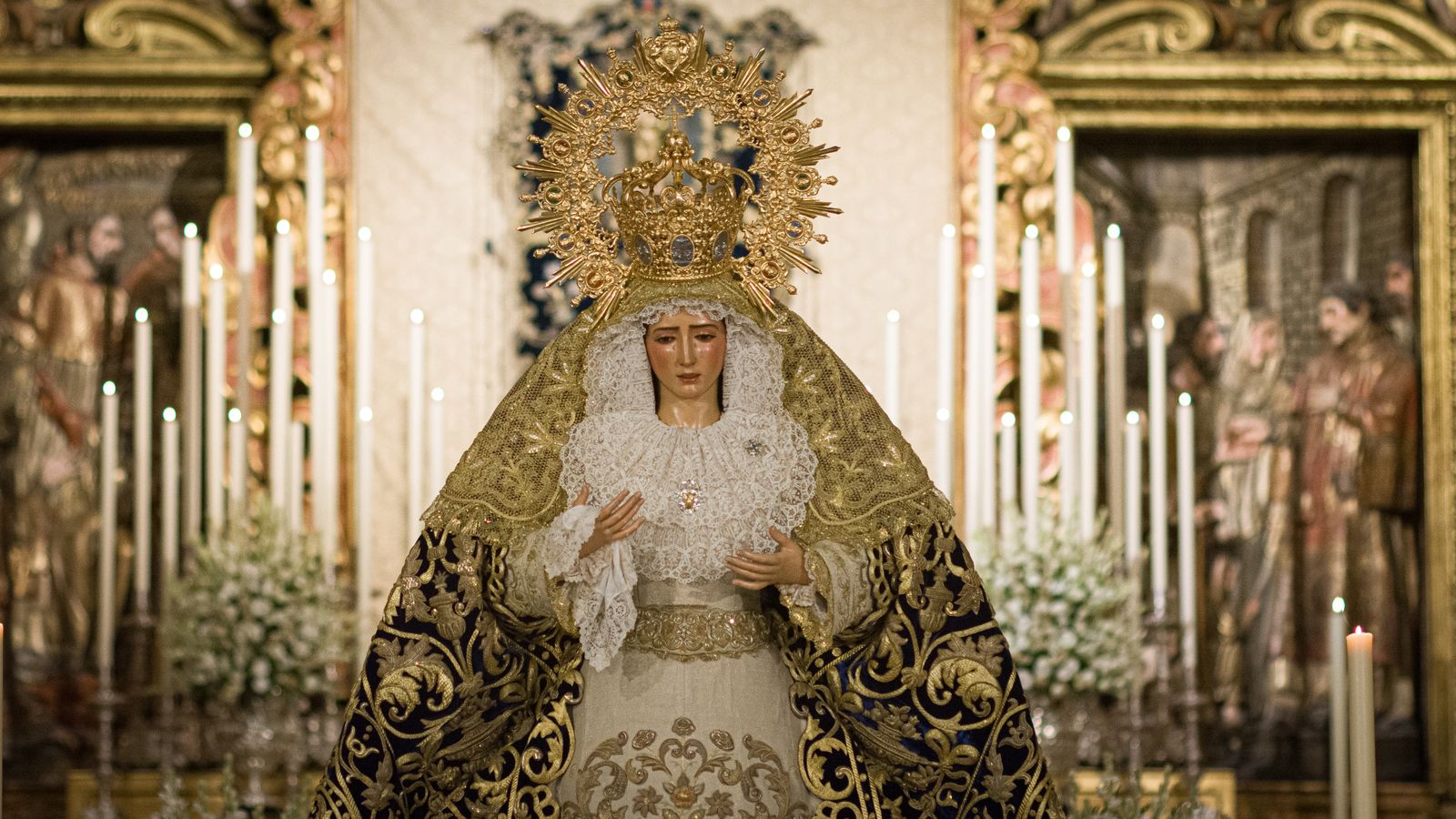 La Virgen del Dulce Nombre se encuentra en veneración en el altar mayor de San Lorenzo