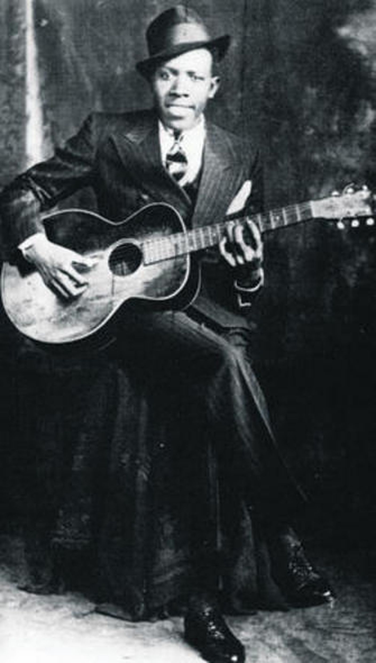 La imagen más conocida de las dos existentes de Robert Johnson.