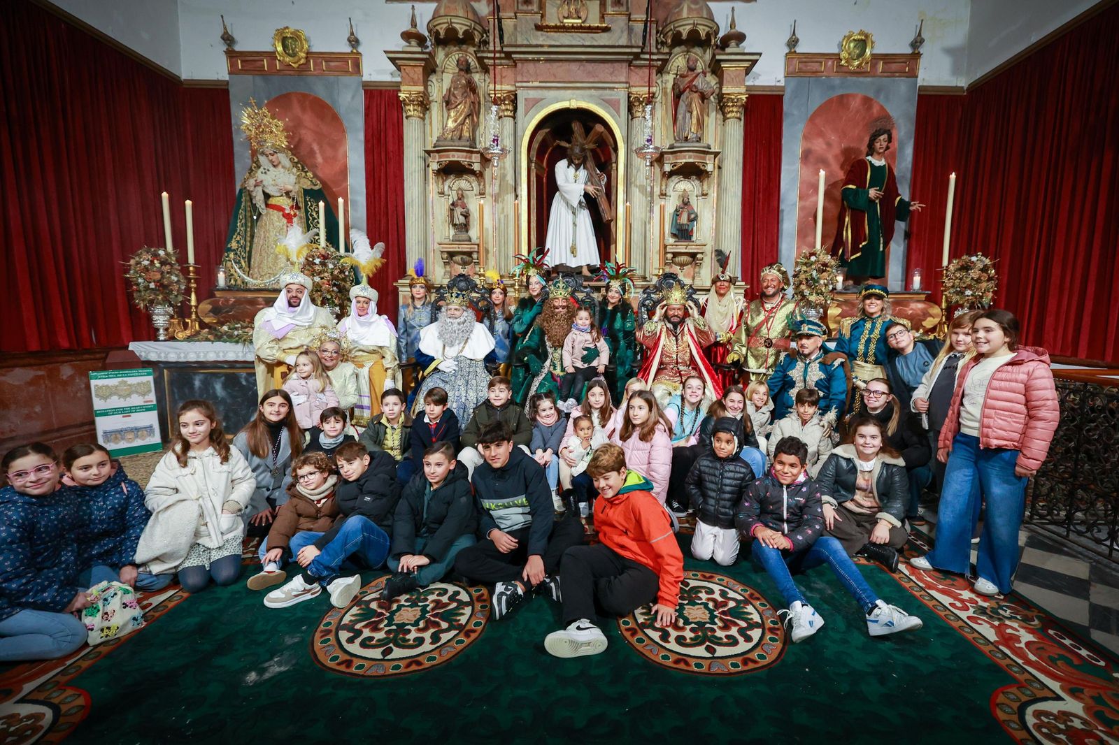 Imágenes de los Reyes Magos en Cádiz: muchas visitas oficiales en la mañana y todo listo para la Cabalgata por la tarde