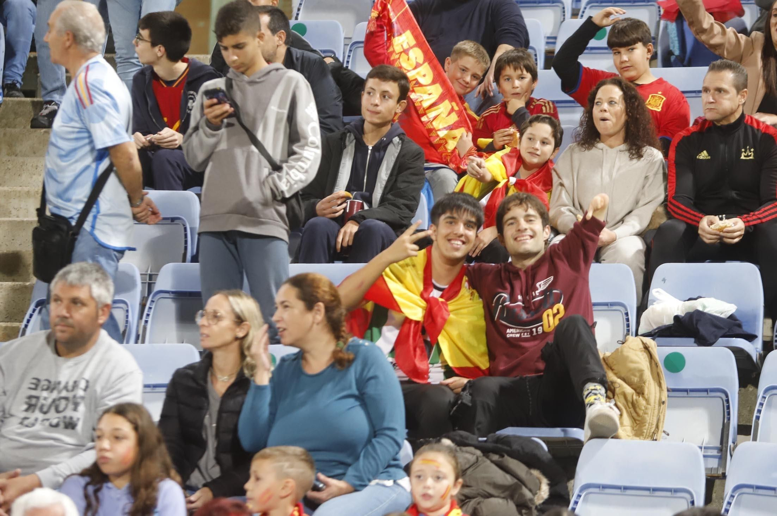 Gran ambiente para ver la selección española sub-21 en Huelva