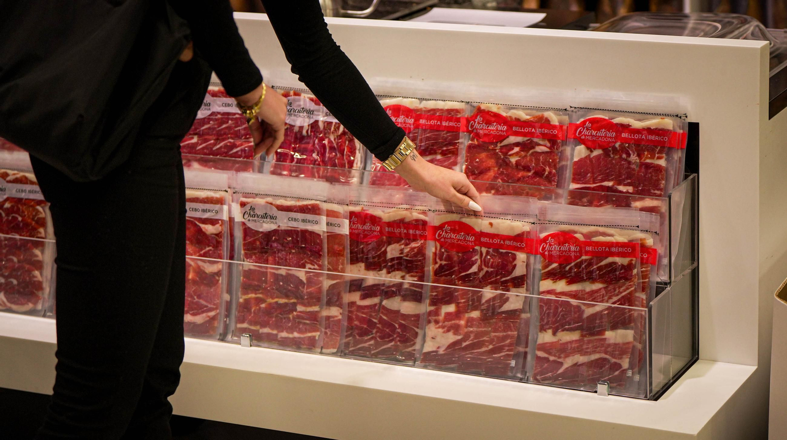 Del campo a la mesa, así son los jamones de Montesierra que vende Mercadona