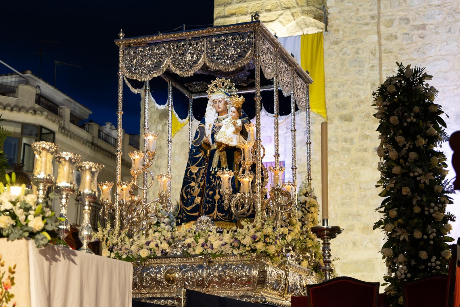 Santa Ana, patrona de Torredelcampo, recibe el bastón de mando como Alcaldesa Perpetua.