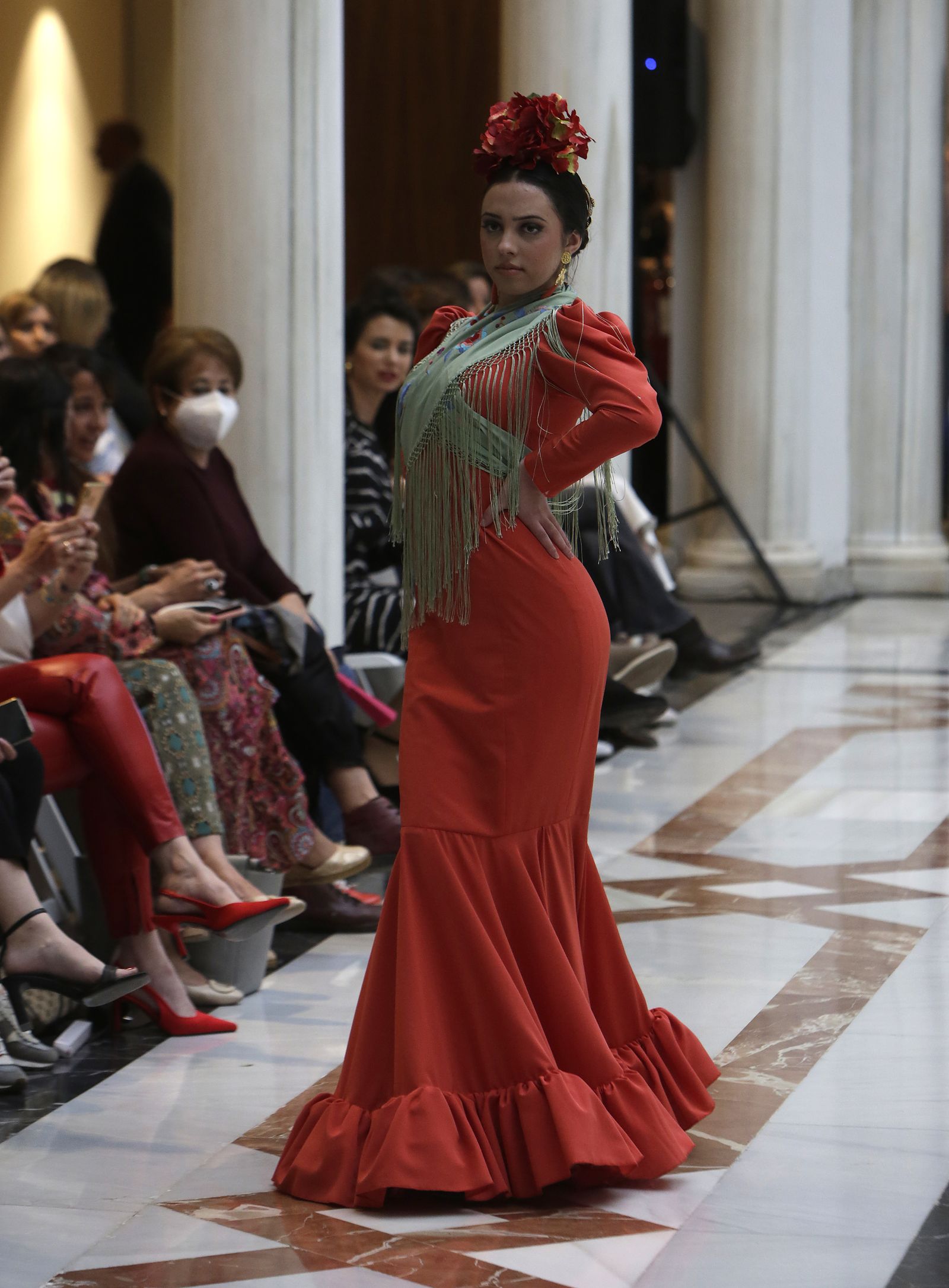 Desfile moda flamenca en las vísperas de la Feria de Abril CaixaBank